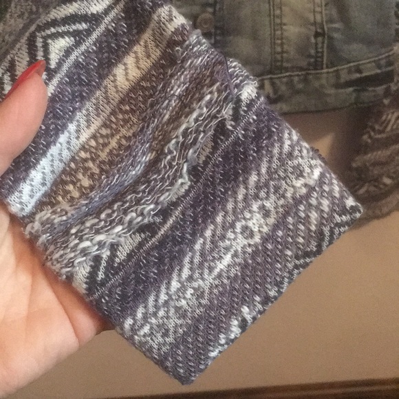 Girls cropped hooded denim jacket. - Picture 3 of 4